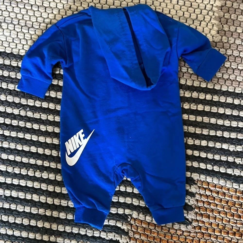 Nike zip Front Hooded Jumpsuit. Size 3‎ mo